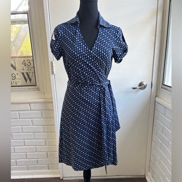 Diane Von Furstenberg Dresses & Skirts - Diane von Furstenberg Silk Blend Collared Wrap Dress 6 coastal preppy staple